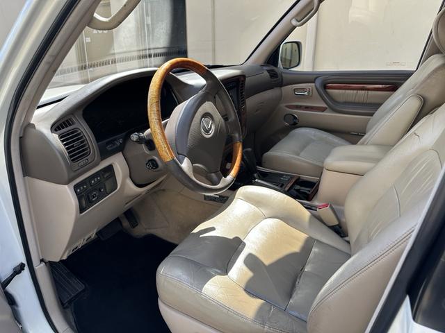 Photo of 2001 White Lexus LX 470