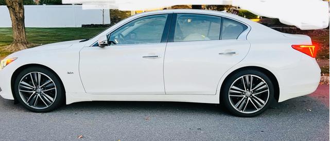 Photo of 2017 White INFINITI Q50