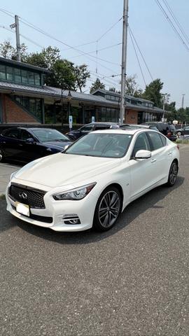 Photo of 2017 White INFINITI Q50
