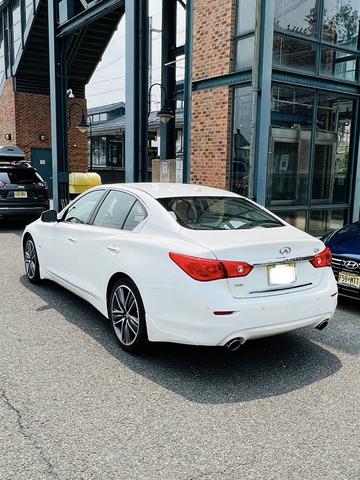 Photo of 2017 White INFINITI Q50