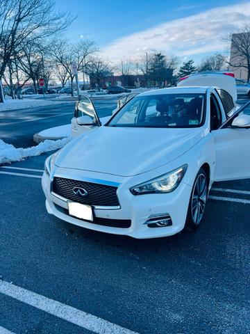 Photo of 2017 White INFINITI Q50