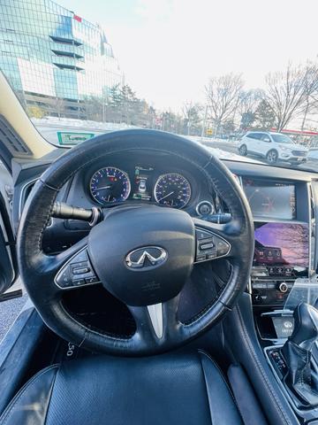 Photo of 2017 White INFINITI Q50