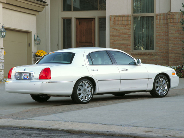 2004 Lincoln Town Car Specs Prices Mpg Reviews And Photos 4797