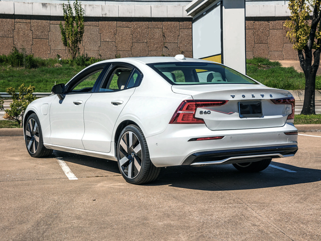 2025 Volvo S60 Plug-In Hybrid