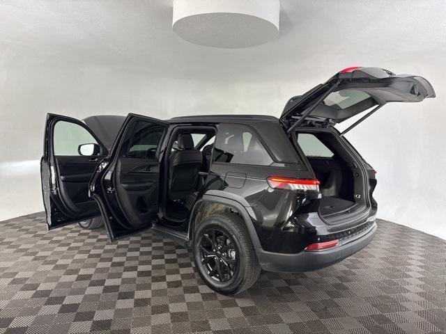 used 2024 Jeep Grand Cherokee car, priced at $29,200