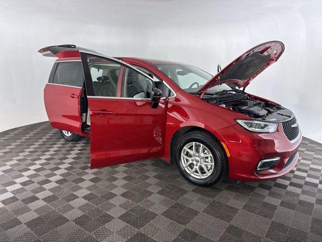 used 2024 Chrysler Pacifica car, priced at $26,200