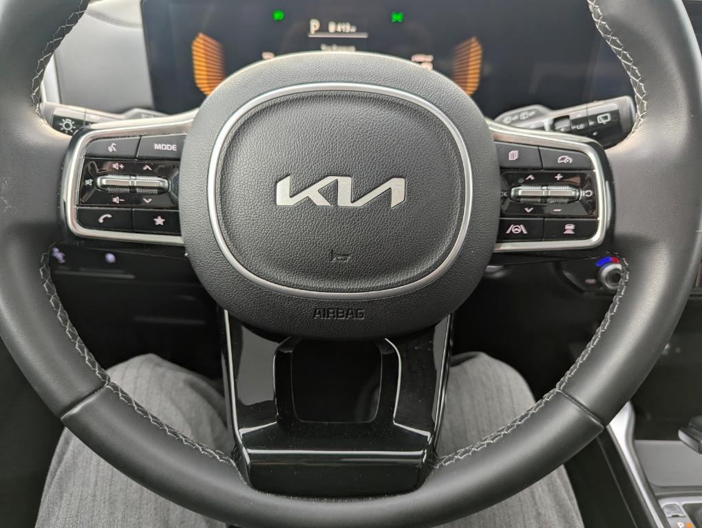 used 2025 Kia Sorento car, priced at $31,398