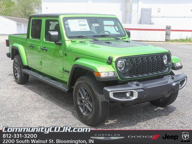 new 2025 Jeep Gladiator car, priced at $45,300