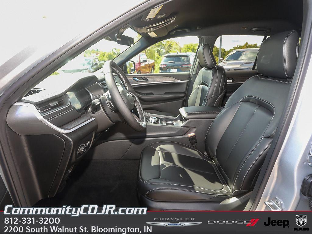 new 2025 Jeep Grand Cherokee car, priced at $45,000