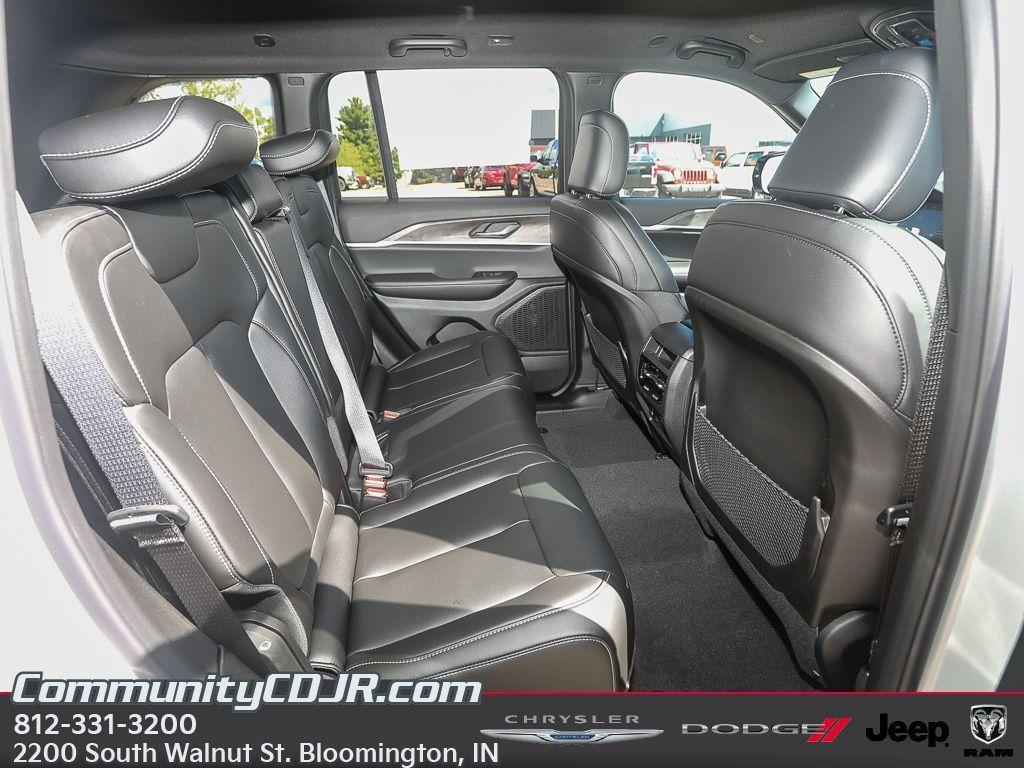 new 2025 Jeep Grand Cherokee car, priced at $45,000