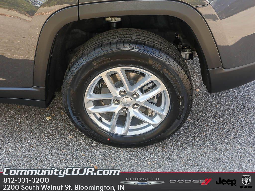 new 2025 Jeep Grand Cherokee car, priced at $42,000