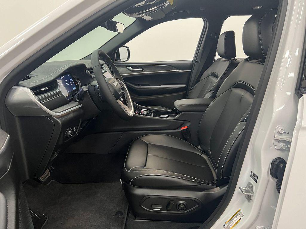 new 2025 Jeep Grand Cherokee car, priced at $41,684