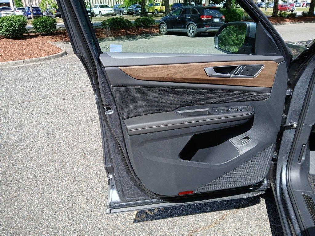 new 2025 Volkswagen Atlas car, priced at $38,291