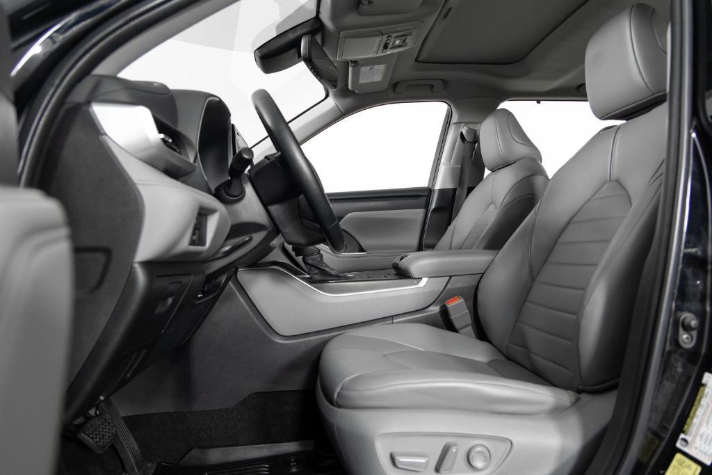used 2022 Toyota Highlander car, priced at $31,995
