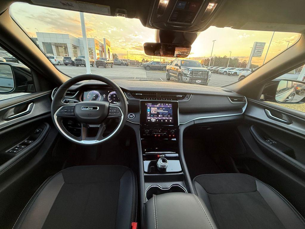 new 2025 Jeep Grand Cherokee car, priced at $33,125
