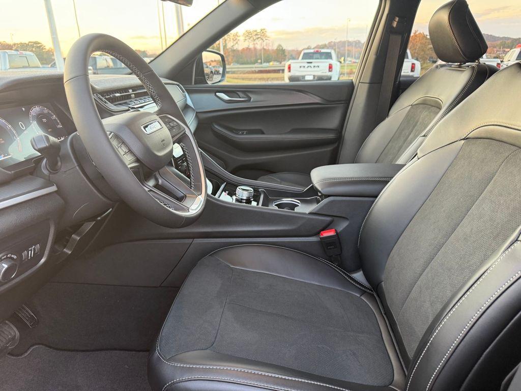 new 2025 Jeep Grand Cherokee car, priced at $33,125