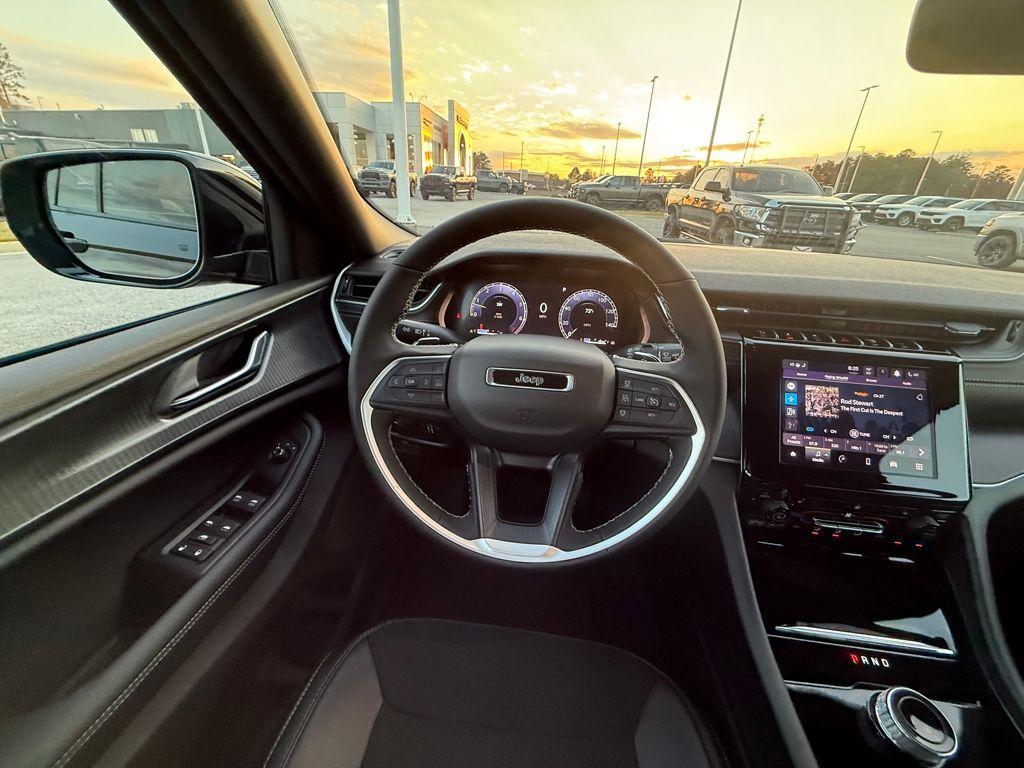 new 2025 Jeep Grand Cherokee car, priced at $33,125