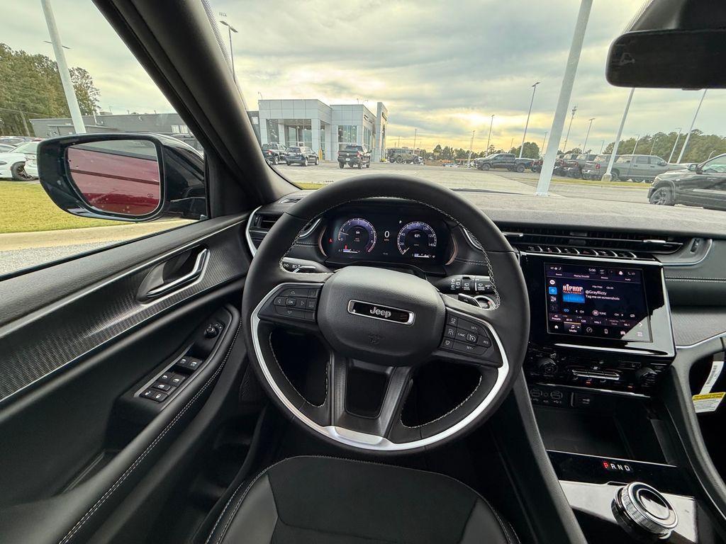 new 2025 Jeep Grand Cherokee car, priced at $35,125