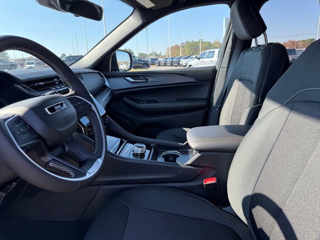 new 2025 Jeep Grand Cherokee car, priced at $27,625