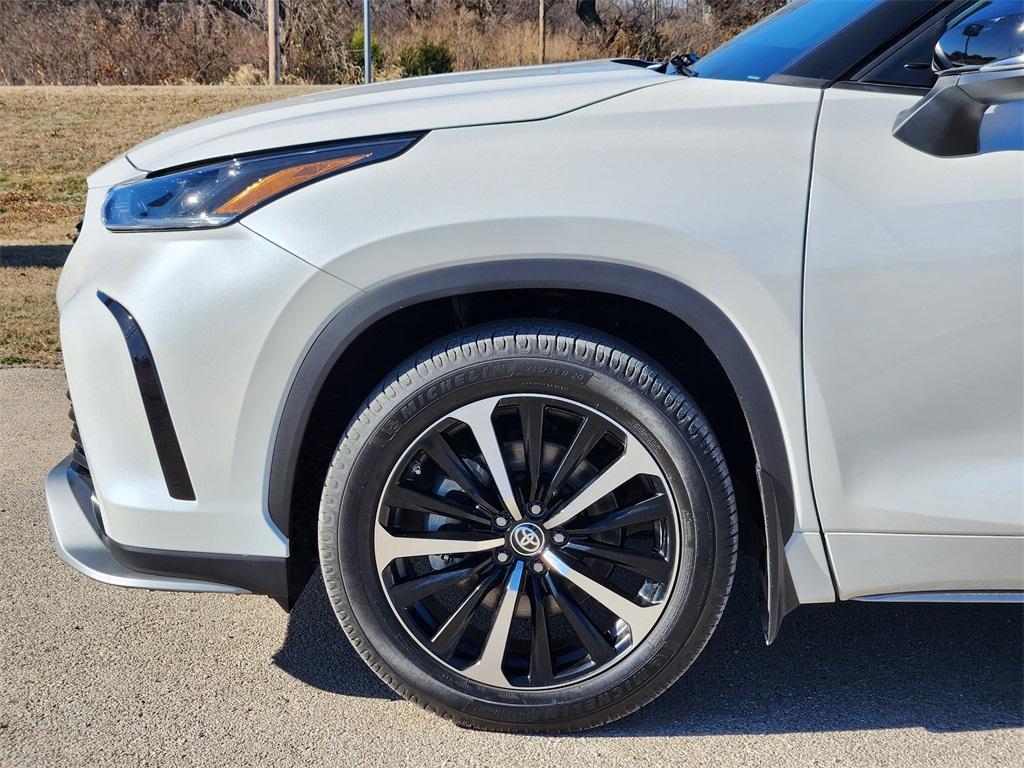 used 2021 Toyota Highlander car, priced at $28,810