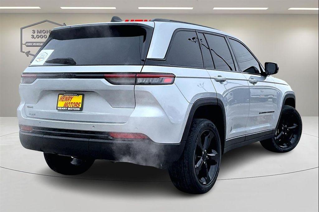 2022 Silver Jeep Grand Cherokee