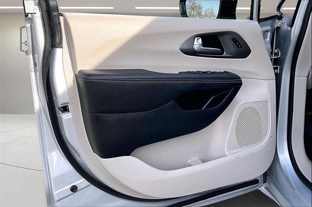 used 2024 Chrysler Pacifica car, priced at $28,300