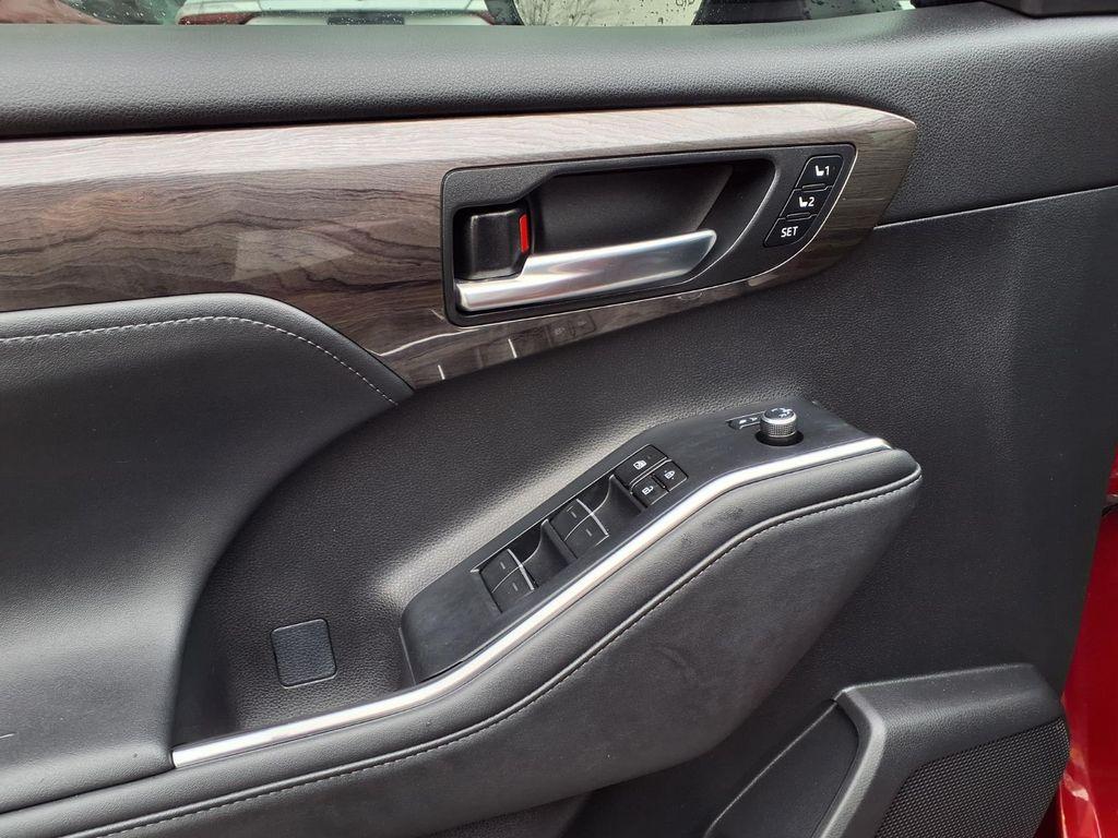 used 2024 Toyota Highlander Hybrid car, priced at $48,622