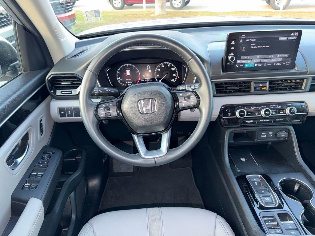 used 2025 Honda Pilot car, priced at $38,957