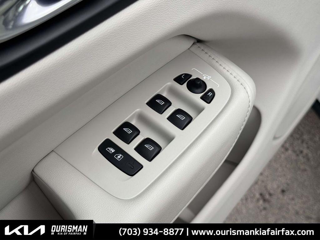 used 2022 Volvo XC60 Recharge Plug-In Hybrid car, priced at $31,000