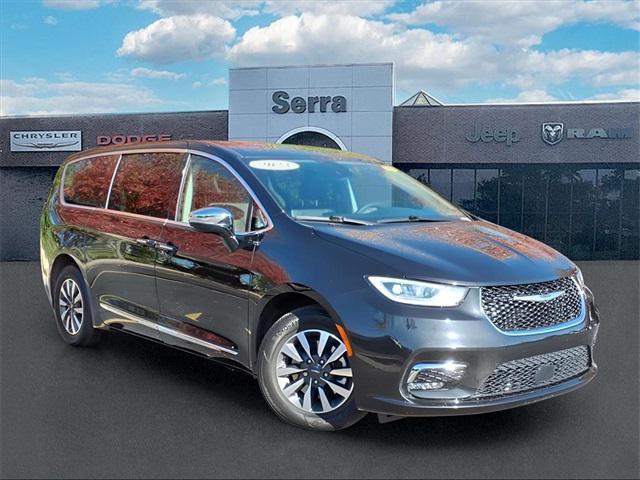 used 2023 Chrysler Pacifica Hybrid car, priced at $31,500