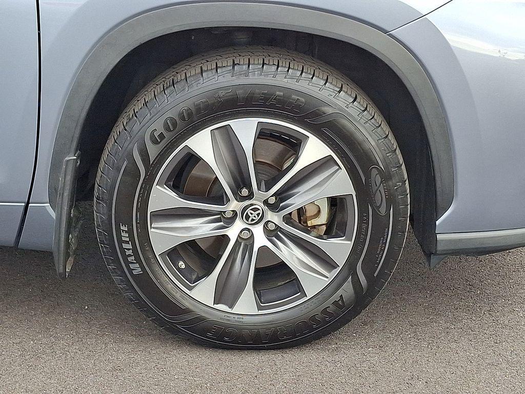 used 2021 Toyota Highlander car, priced at $27,500