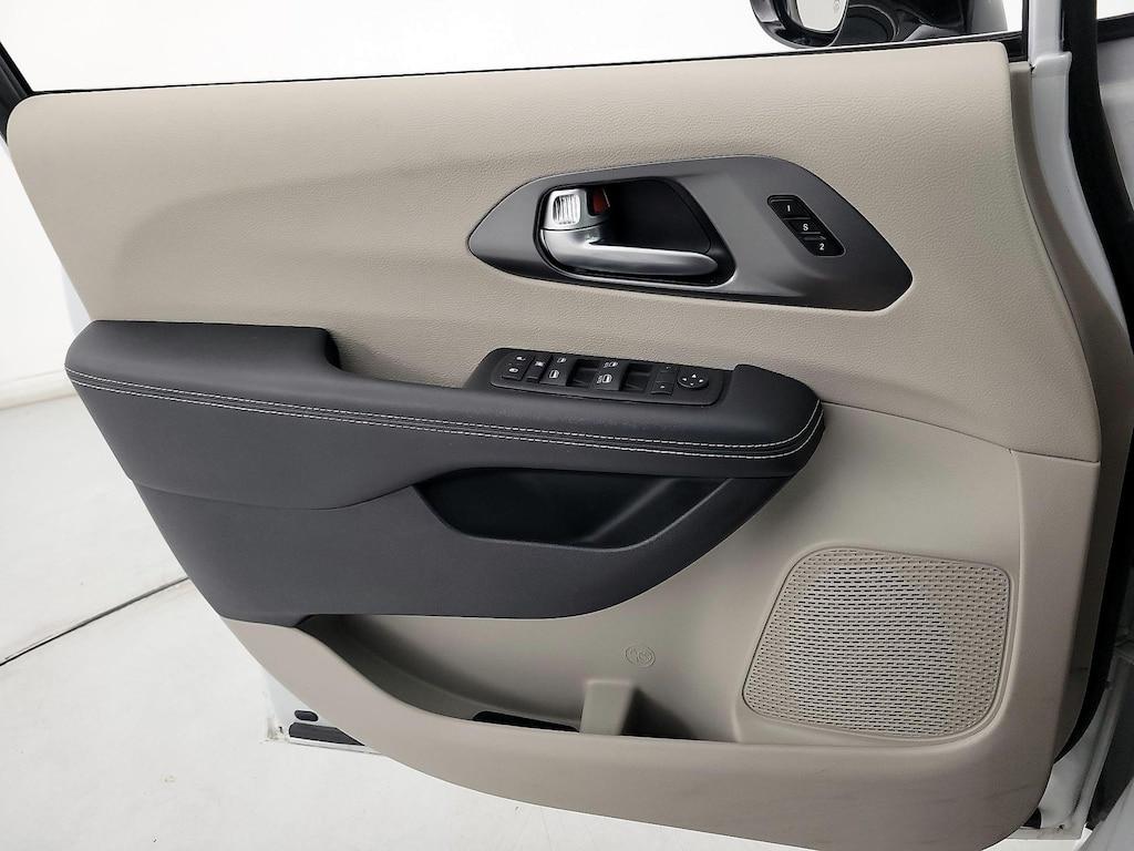 used 2024 Chrysler Pacifica car, priced at $26,998