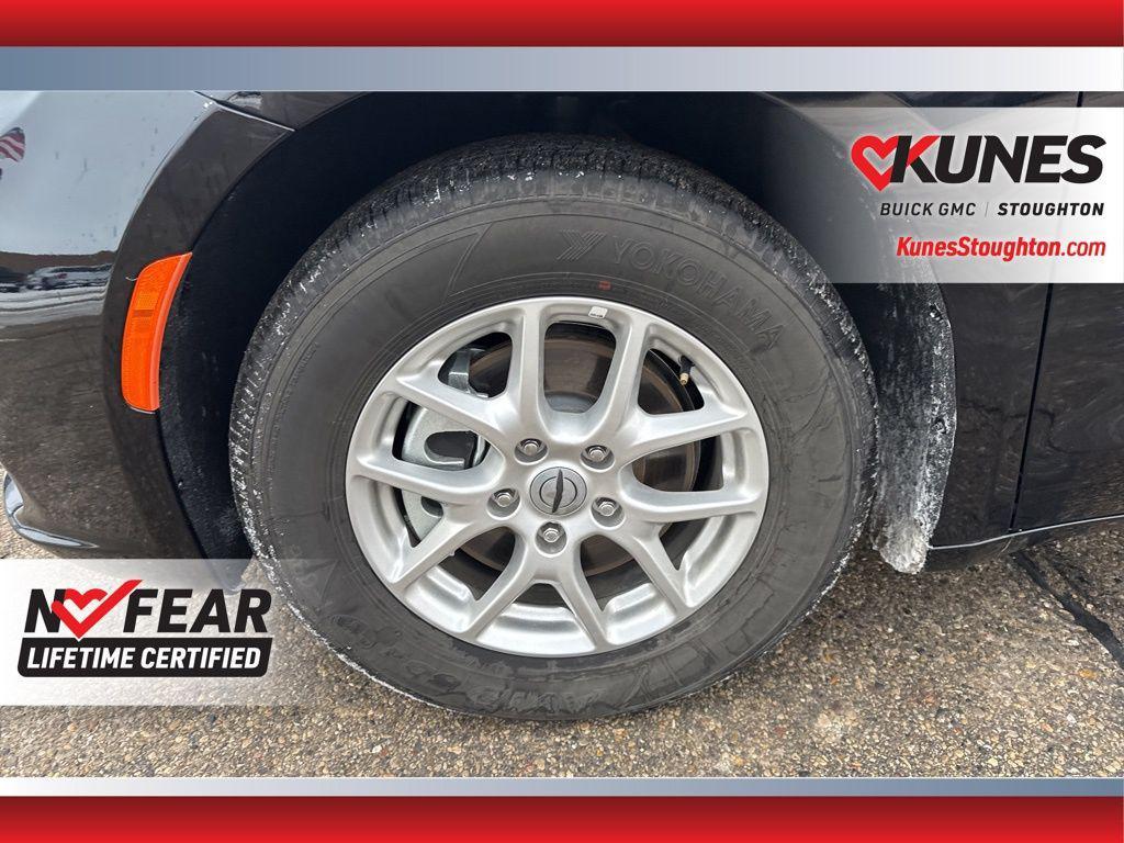 used 2025 Chrysler Pacifica car, priced at $32,977