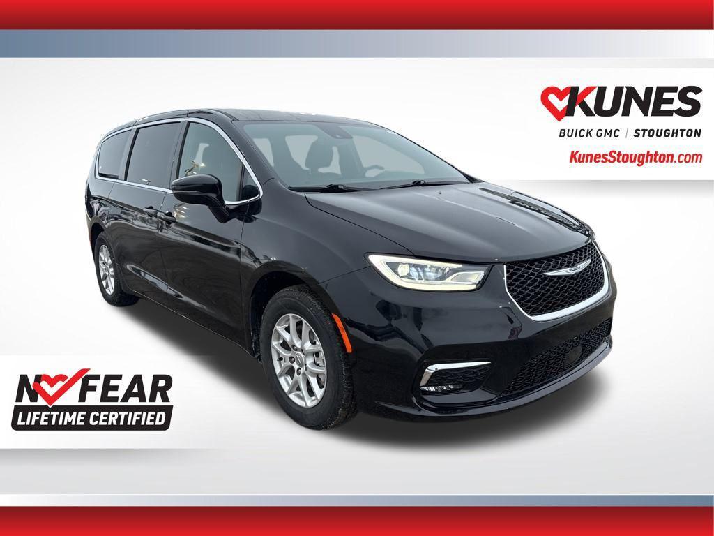 used 2025 Chrysler Pacifica car, priced at $32,977