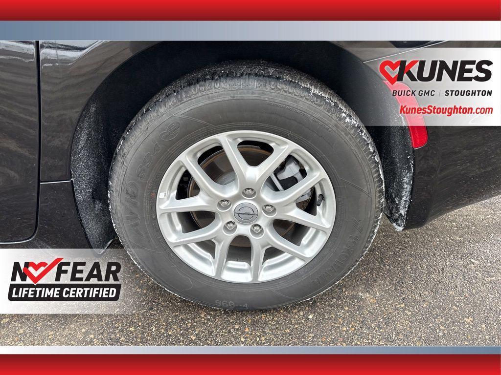 used 2025 Chrysler Pacifica car, priced at $32,977