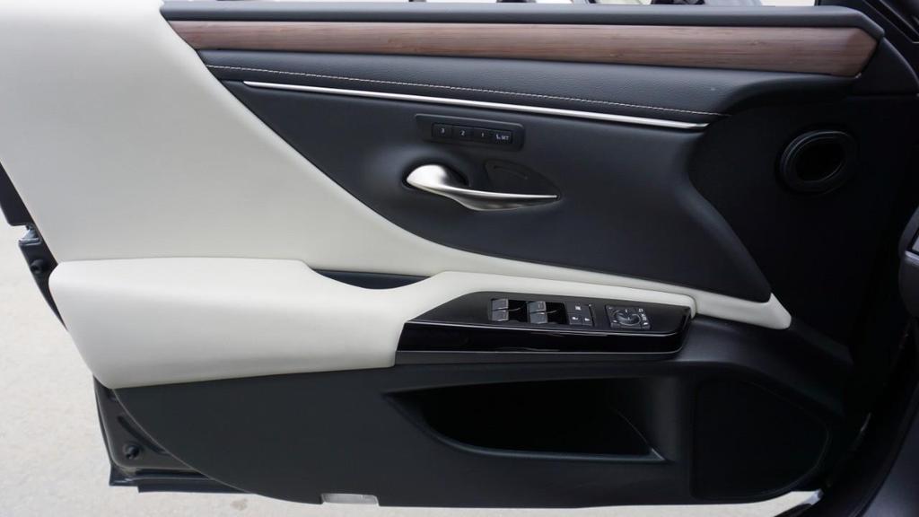 used 2025 Lexus ES 300h car, priced at $45,950