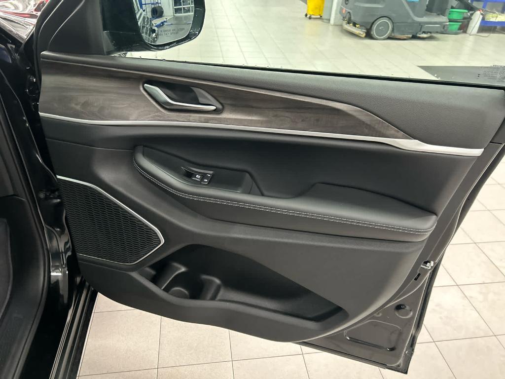 new 2025 Jeep Grand Cherokee L car, priced at $60,930