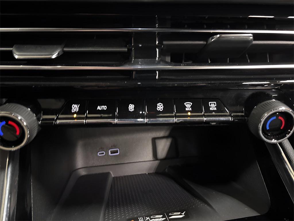 used 2025 Chevrolet Traverse car, priced at $35,988