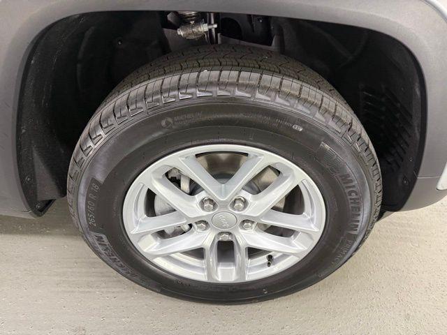 new 2025 Jeep Grand Cherokee car, priced at $38,567