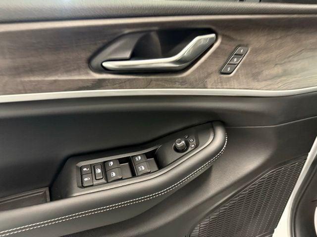 new 2025 Jeep Grand Cherokee car, priced at $50,051