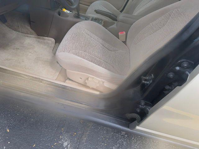 used 2000 Saturn SL car, priced at $3,499