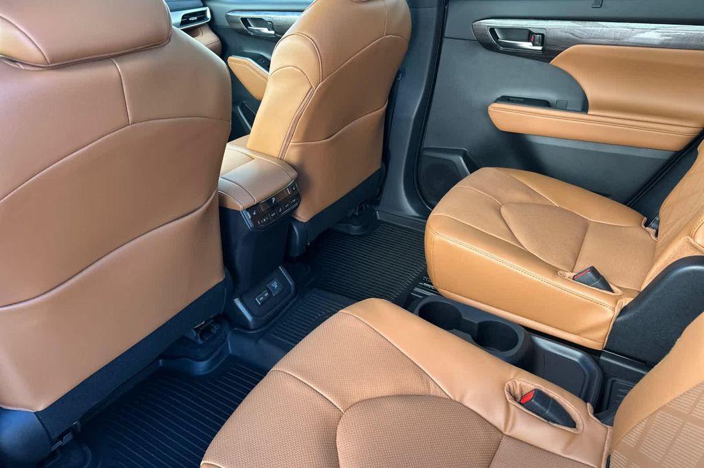 new 2026 Toyota Highlander Hybrid car, priced at $57,912