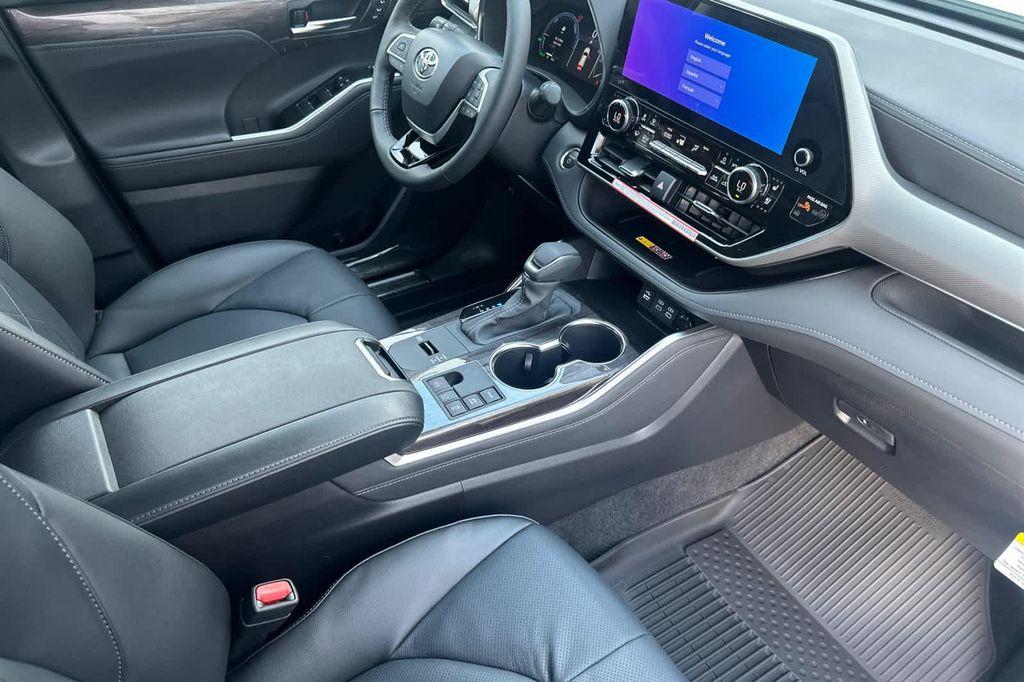 new 2026 Toyota Highlander Hybrid car, priced at $58,282