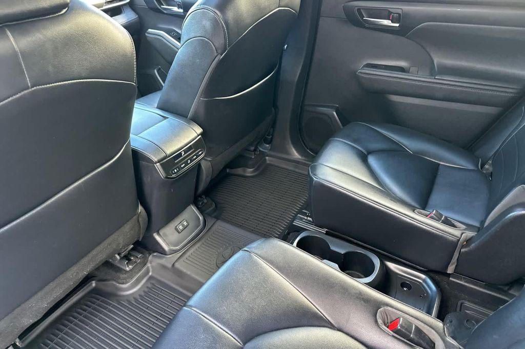 used 2020 Toyota Highlander car, priced at $25,617