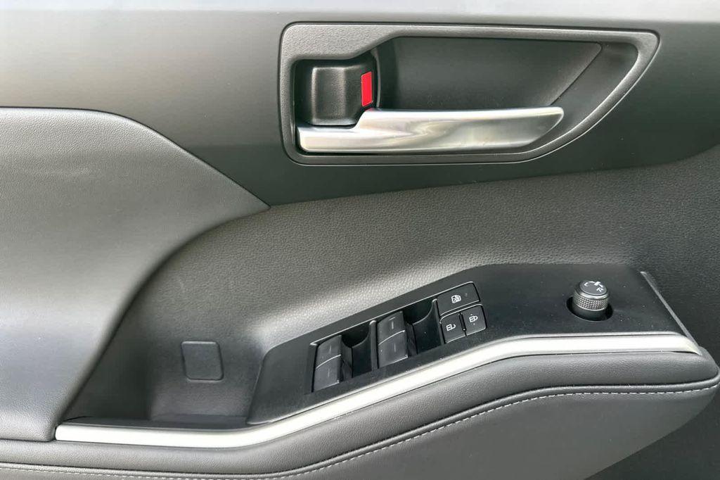 new 2026 Toyota Highlander Hybrid car, priced at $51,077