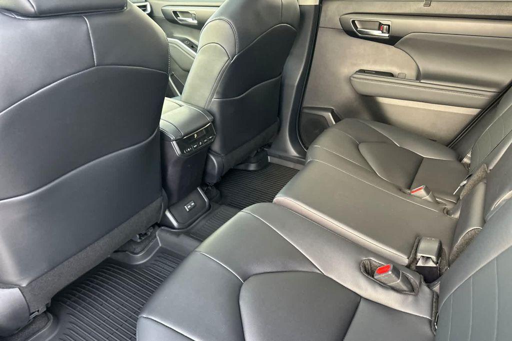 new 2026 Toyota Highlander Hybrid car, priced at $51,077