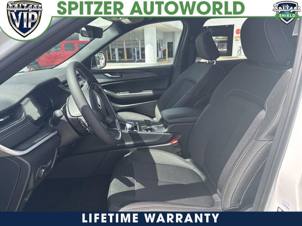 new 2025 Jeep Grand Cherokee car, priced at $29,179