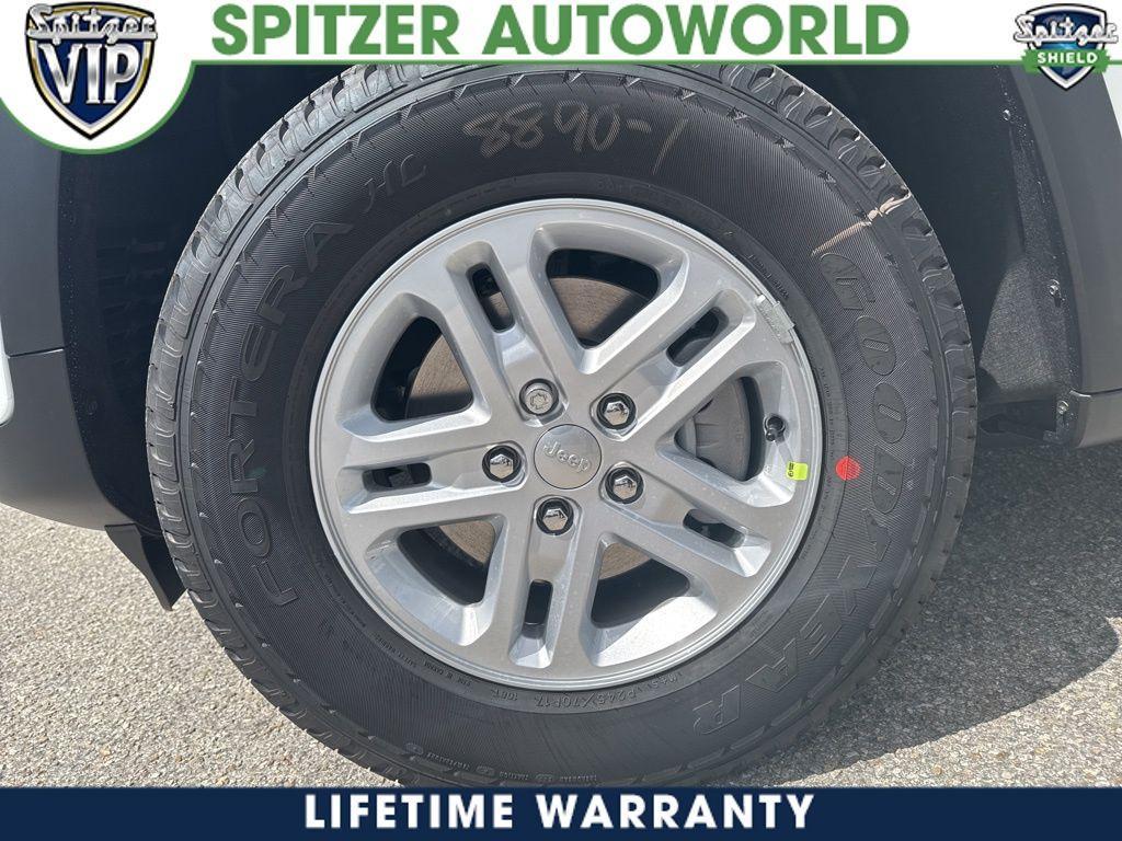 new 2025 Jeep Grand Cherokee car, priced at $29,179