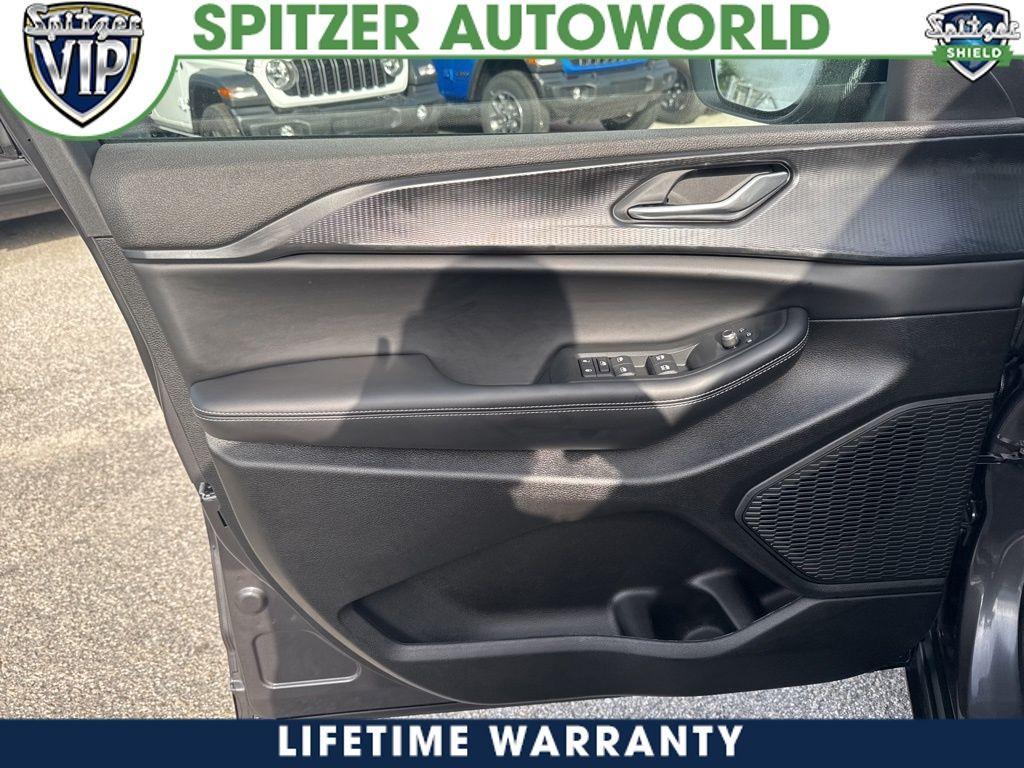 new 2025 Jeep Grand Cherokee L car, priced at $35,995