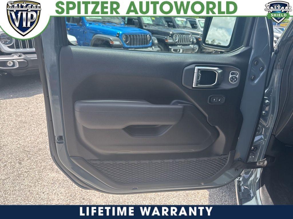 new 2025 Jeep Gladiator car, priced at $43,289